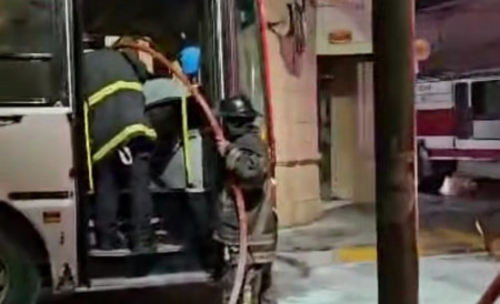 Se incendió un colectivo urbano en pleno centro de la capital correntina